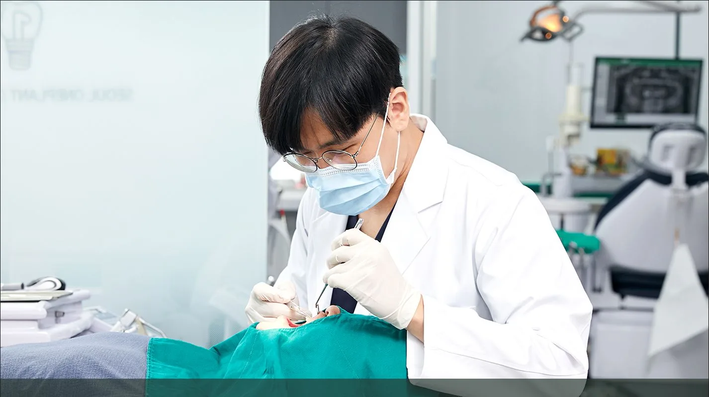 서울원플란트치과 의료진의 구강검진 모습