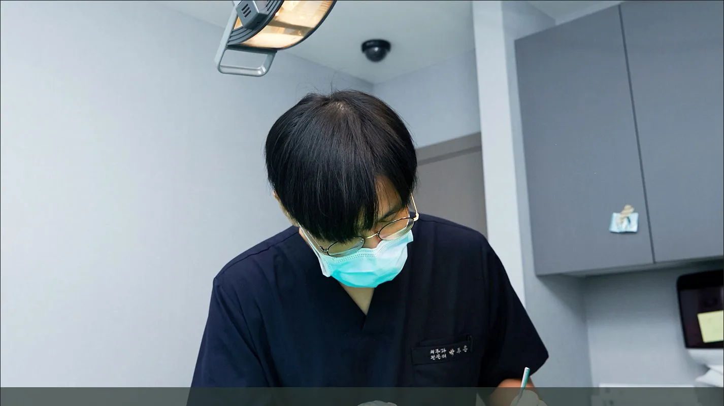 멸균 수술 환경에서 진행되는 임플란트 수술 모습