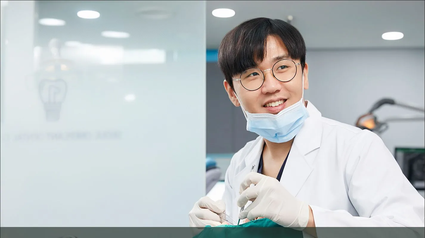 정기 검진을 안내하는 서울원플란트치과 의료진