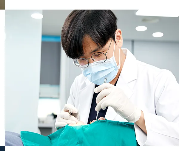 서울원플란트치과 의료진의 잇몸·치주 진료 모습